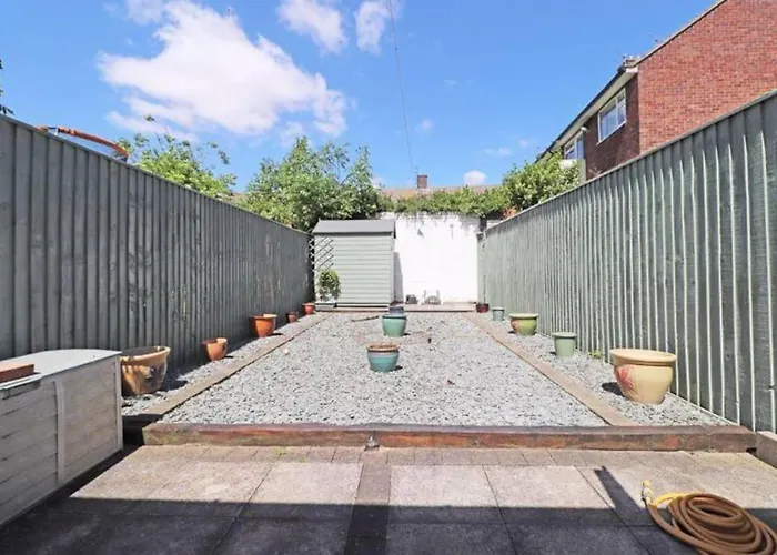 Cheerful 2 Bedroom Holiday Home With Parking