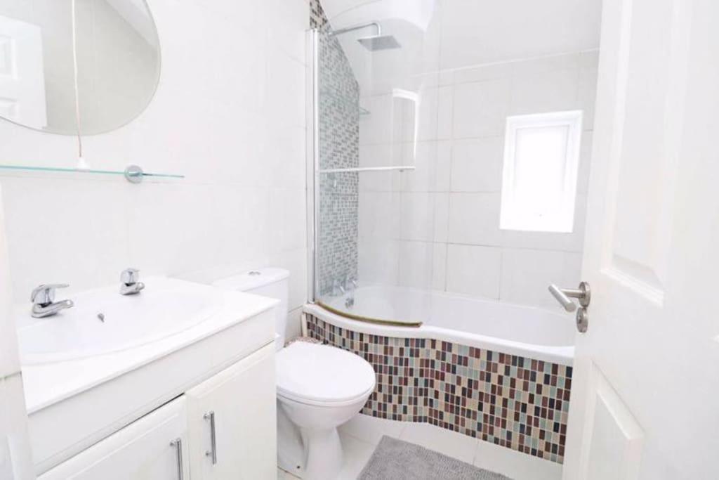 Holiday home Cheerful 2 Bedroom With Parking *