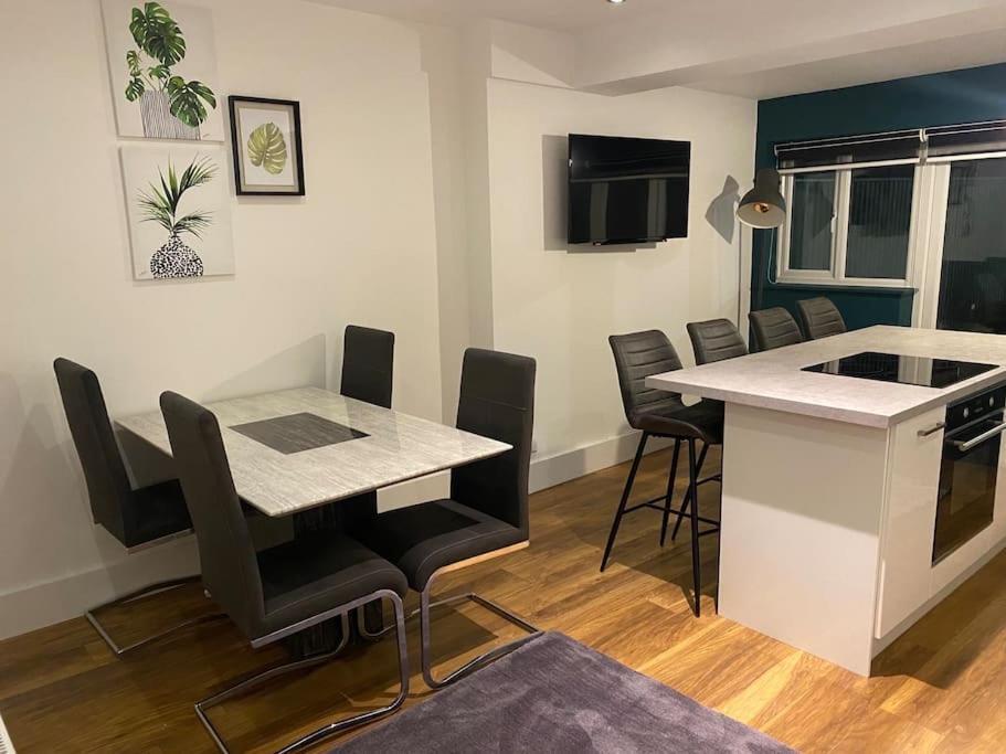 Holiday home Cheerful 2 Bedroom With Parking