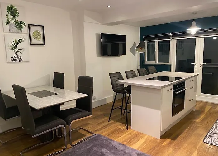 Cheerful 2 Bedroom Holiday Home With Parking