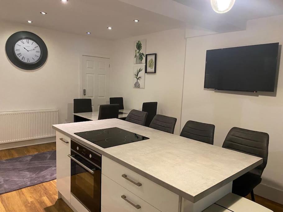 Cheerful 2 Bedroom With Parking