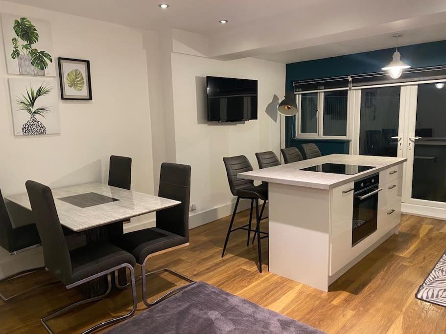 Cheerful 2 Bedroom With Parking Holiday home