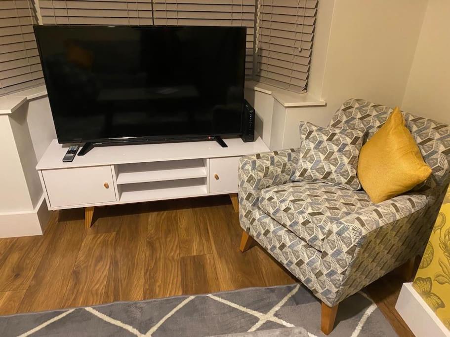 Cheerful 2 Bedroom With Parking Holiday home